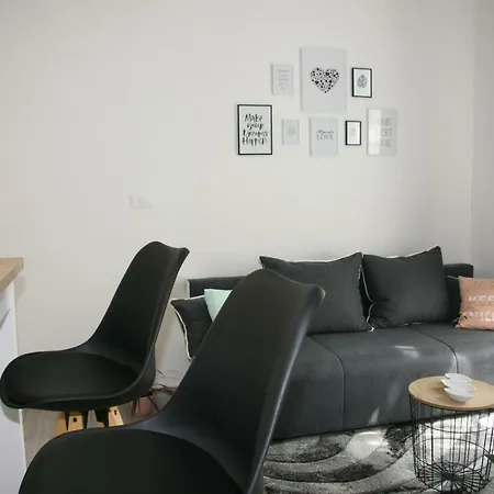 Stylish In Center Apartment Pula