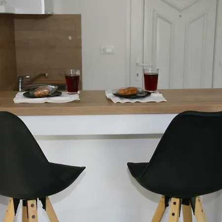 Stylish In Center Apartment *