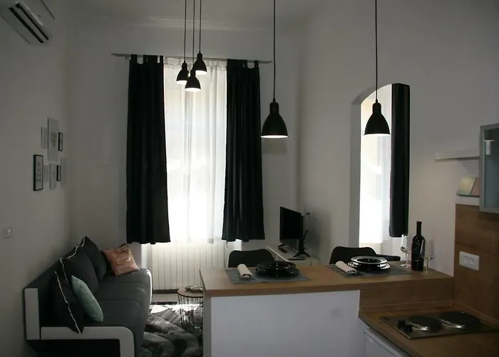 Stylish In Center 풀라