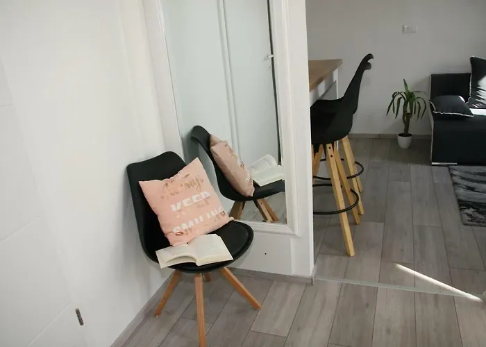 Stylish In Center * 풀라