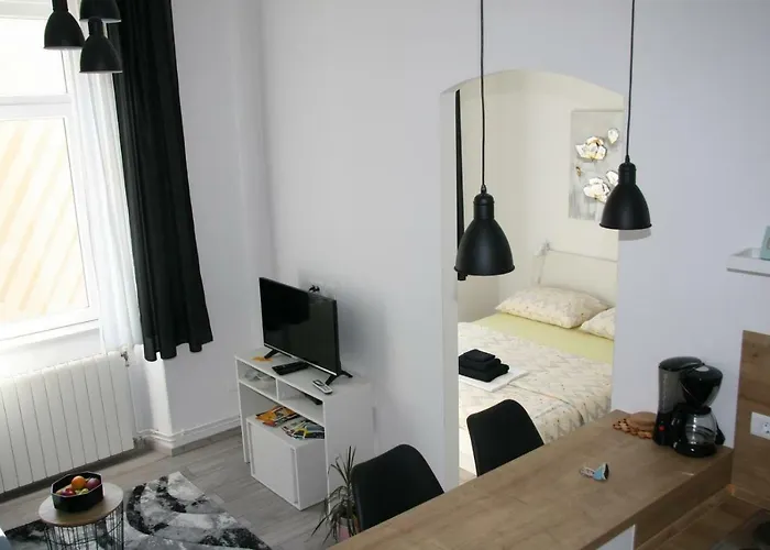 Stylish In Center * 풀라